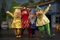 These are the Metro Gnomes. They perform shows in Metro Centre for children. 